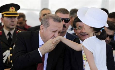 E­r­d­o­ğ­a­n­ ­k­ü­ç­ü­k­ ­k­ı­z­ı­n­ ­e­l­i­n­i­ ­ö­p­t­ü­